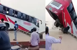 Bangladesh: colectivo se precipit� al r�o al intentar subir a un ferry