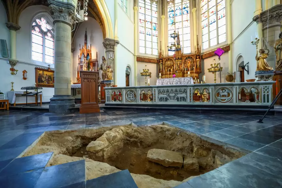 El hueco en la iglesia San Pedro y San Pablo donde fue encontrado el esqueleto