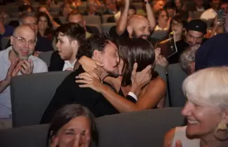 El apasionado beso de Nico V�zquez y Dai Fern�ndez en los Premios ACE