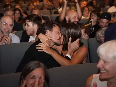 El apasionado beso de Nico V�zquez y Dai Fern�ndez en los Premios ACE
