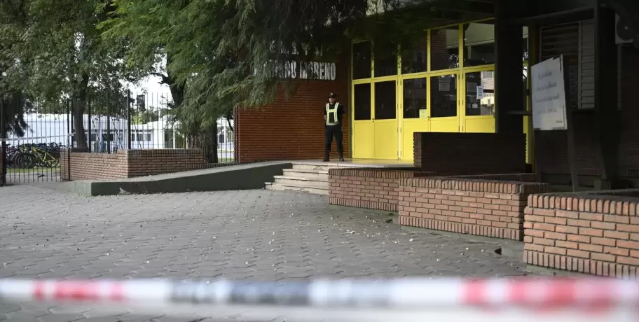 Guardia policial para preservar la escena del trágico hecho en Santa Fe