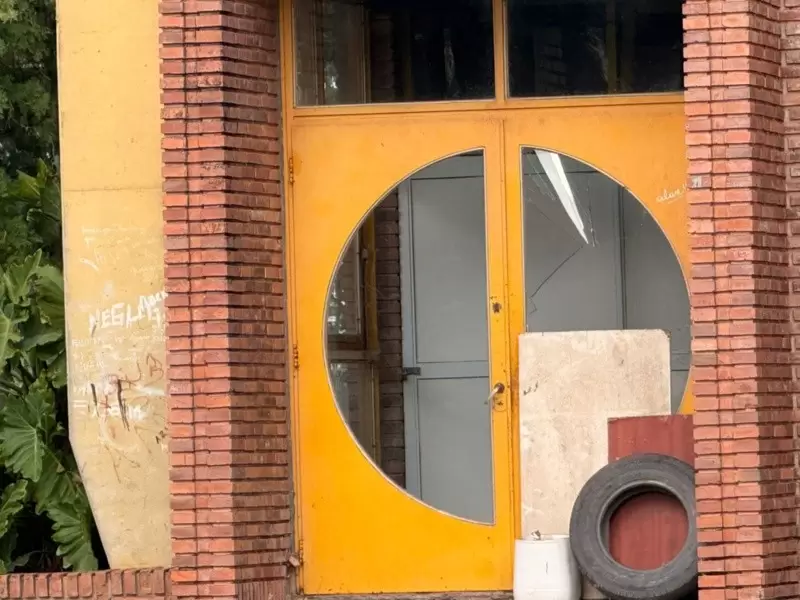 Vidro roto de una de las puertas