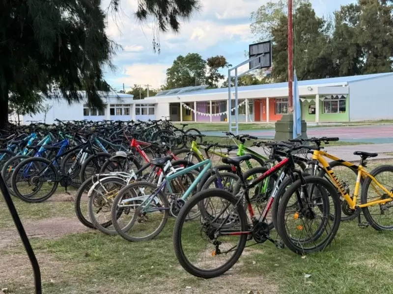 Bicicletas de los estudiantes de la escuela que quedaron en el lugar