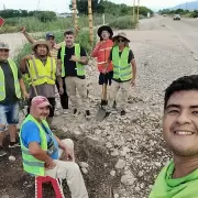 Ante el abandono estatal, remiseros taparon baches en la Ruta Nacional 34