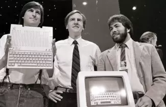 Steve wozniak y Steve Jobs presentan modelos de PC