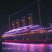 El Titanic “volvió a zarpar” en Belfast: 950 drones recrearon su silueta a escala real