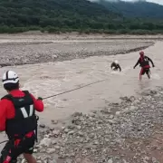 Bomberos rescataron a seis personas atrapadas por la crecida de ríos en Jujuy