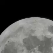 Artemis II inicia su regreso a la Tierra: la tripulación recuperó la señal tras batir el récord de distancia en la Luna