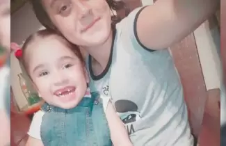Luana, la nena que apareci� muerta, junto a Emilia, su hermana en una foto de hace algunos a�os. Imagen: 1/4