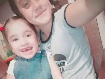 Luana, la nena que apareci� muerta, junto a Emilia, su hermana en una foto de hace algunos a�os. Imagen: 1/4
