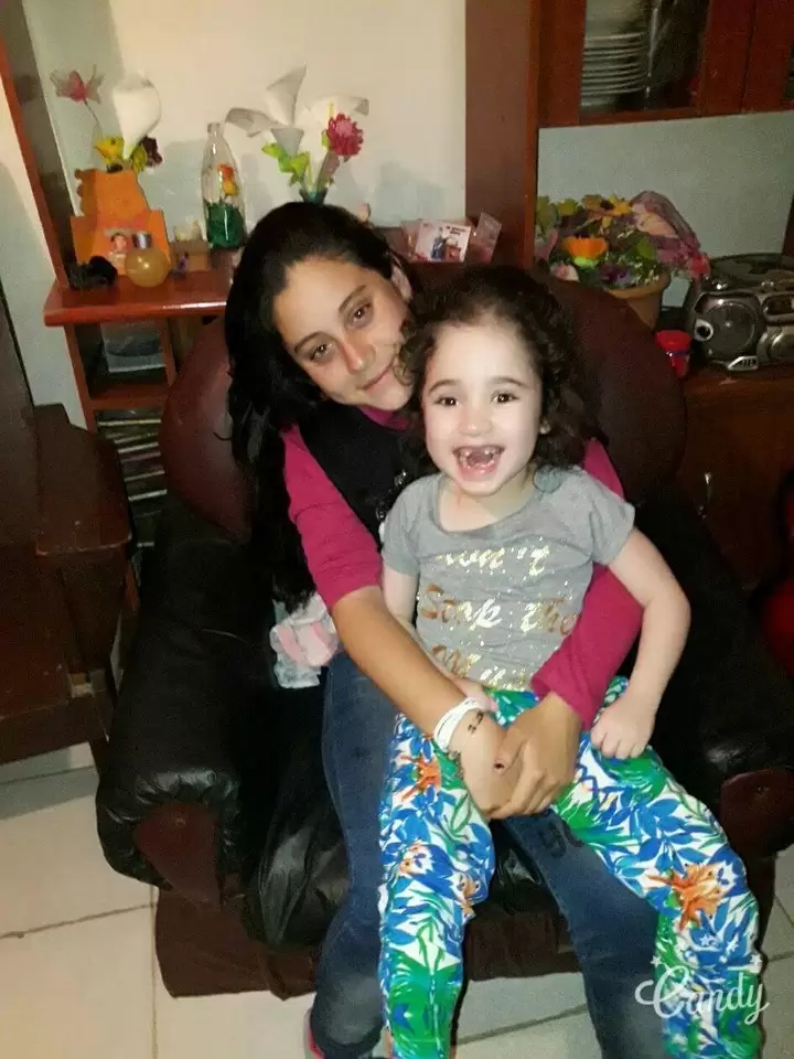 Noelia, madre de Luana, junto a su hija.