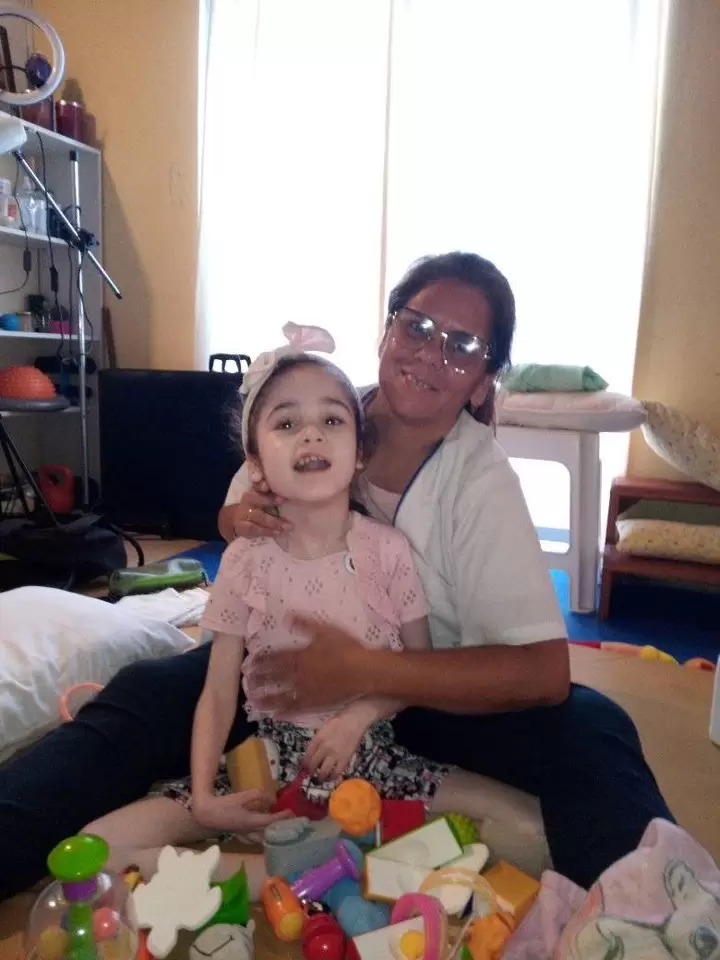 Noelia, madre de Luana, junto a su hija