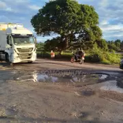 Reclamo por el estado de la colectora de Ruta 66: un enorme pozo pone en riesgo a los conductores