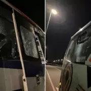 Atacaron a piedrazos a un micro con hinchas de Boca cuando salía de Chile: “No murió nadie de suerte”