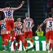 Con un golazo de Juli�n �lvarez, Atl�tico Madrid le gan� a Barcelona 2 a 0 por los cuartos de final de la Champions League