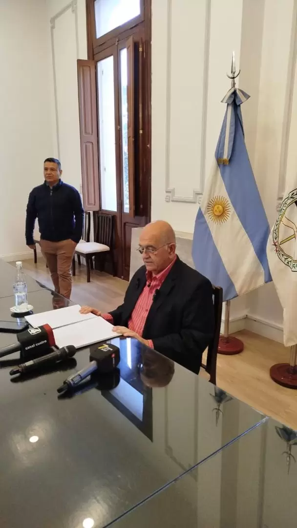 Alberto Siufi en conferencia de prensa