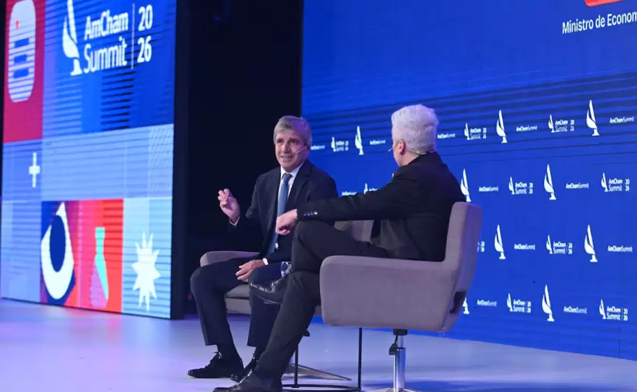 Luis Caputo, ministro de Economía, interviene en el AmCham Summit abordando la situación económica actual frente a empresarios