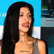 El jugado look de Cazzu en la noche del estreno de "Risa": pezoneras y tanga a la vista