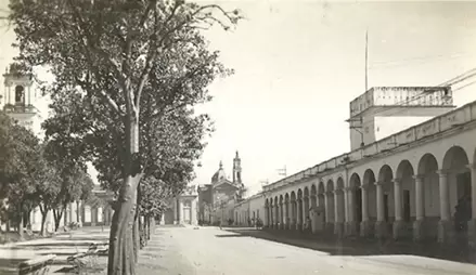 Calle Belgrano a la altura del histórico Cabildo de 1926