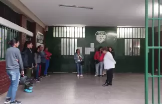Reuni�n de padres en la Escuela Provincial de Comercio N� 3 por las escrituras en el ba�o acerca de una amenaza de tiroteo