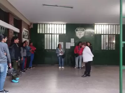 Reuni�n de padres en la Escuela Provincial de Comercio N� 3 por las escrituras en el ba�o acerca de una amenaza de tiroteo