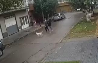 Una alumna apu�al� a un compa�ero a la salida del colegio por celos