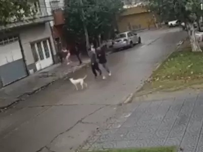 Una alumna apu�al� a un compa�ero a la salida del colegio por celos