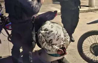 sujeto se enfrent� a la policia y fue detenido con 100 dosis de estupefacientes y una moto adulterada