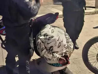sujeto se enfrent� a la policia y fue detenido con 100 dosis de estupefacientes y una moto adulterada