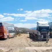 Choque en Ruta 9: un acoplado se desprendió e impactó contra un colectivo en Tres Cruces