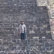 Horror en Teotihuacán: un hombre disparó desde una pirámide, mató a una turista y se suicidó