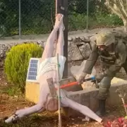 Escándalo: un soldado israelí destruyó una imagen de Jesucristo a mazazos y desató repudio mundial