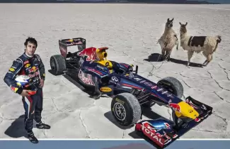 Daniel Ricciardo en el Red Bull de Sebastian Vettel junto a llamas en las Salinas Grandes