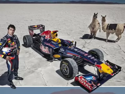 Daniel Ricciardo en el Red Bull de Sebastian Vettel junto a llamas en las Salinas Grandes