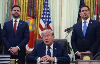El presidente estadounidense Donald Trump habla mientras el secretario de Estado, Marco Rubio, derecha, y el vicepresidente, JD Vance