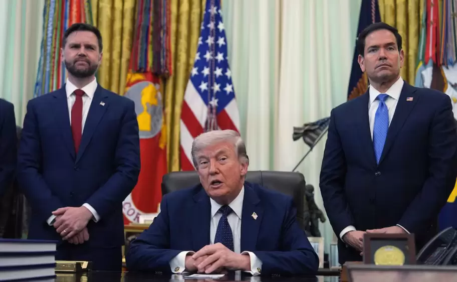 El presidente estadounidense Donald Trump habla mientras el secretario de Estado, Marco Rubio, derecha, y el vicepresidente, JD Vance