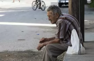 Adulto mayor en pobreza - foto ilustrativa