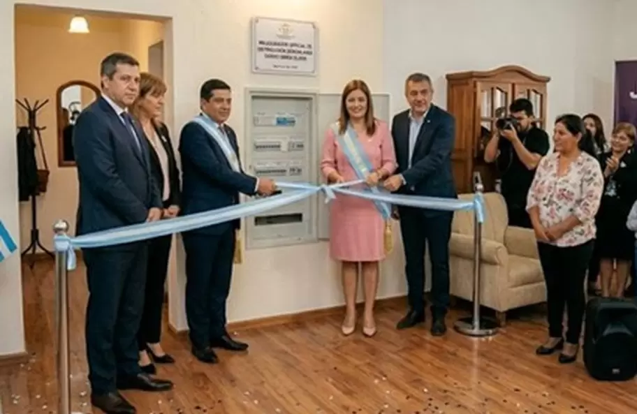 Inauguración de una instalación eléctrica domiciliaria. La foto resume el argumento: La política suele enamorarse de las obras que se ven.