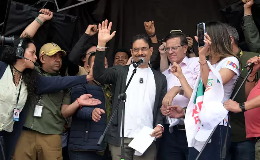 Cepeda saluda a sus simpatizantes durante una manifestación por el Día Internacional de los Trabajadores, en Bogotá