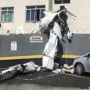 Tragedia en Brasil: una avioneta se estrelló contra un edificio en Belo Horizonte y dejó dos muertos
