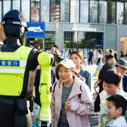 China incorporó robots policías para controlar el tránsito en las calles