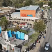 Más de mil personas hicieron fila desde la madrugada para conseguir trabajo en un frigorífico