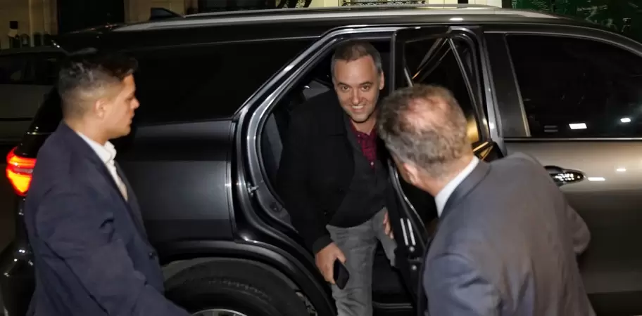 Manuel Adorni llega a los estudios de Neura. Foto Martín Bonetto