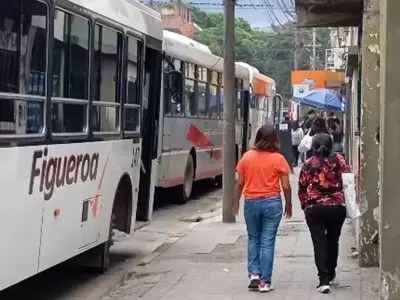parada de colectivos en Lisandro de la Torre