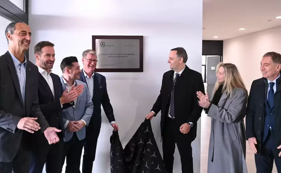 En la inauguración de una fábrica, Adorni defendió el rumbo económico