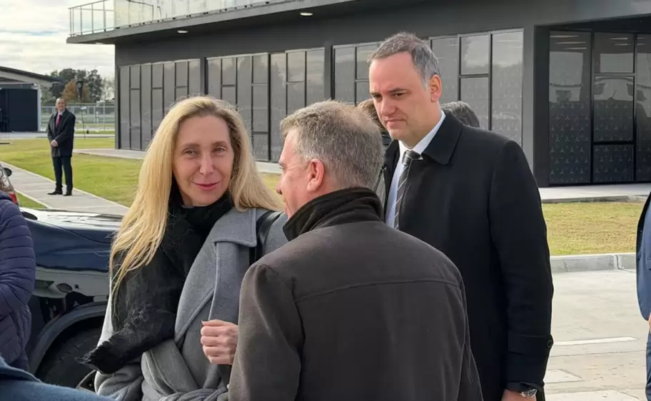 En la inauguración de una fábrica, Adorni defendió el rumbo económico y destaco