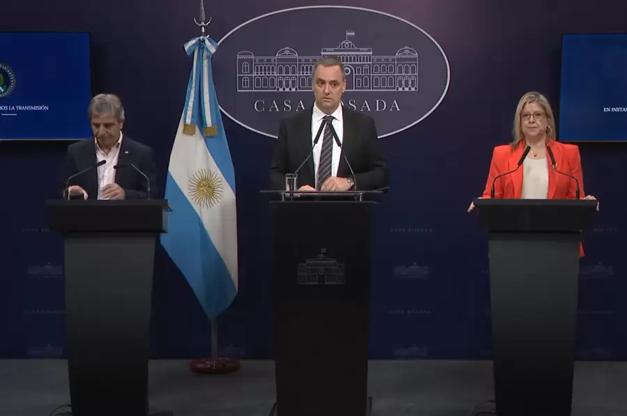Manuel Adorni junto Luis Caputo y Alejandra Monteoliva