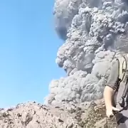 Tragedia en Indonesia: tres montañistas murieron tras la erupción del volcán Dukono