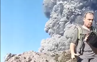 A pesar de las advertencias, los turistas subieron y fueron sorprendidos por una violenta erupci�n