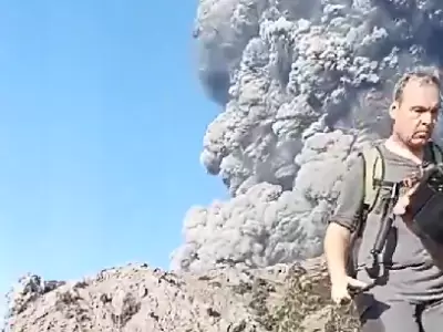 A pesar de las advertencias, los turistas subieron y fueron sorprendidos por una violenta erupci�n